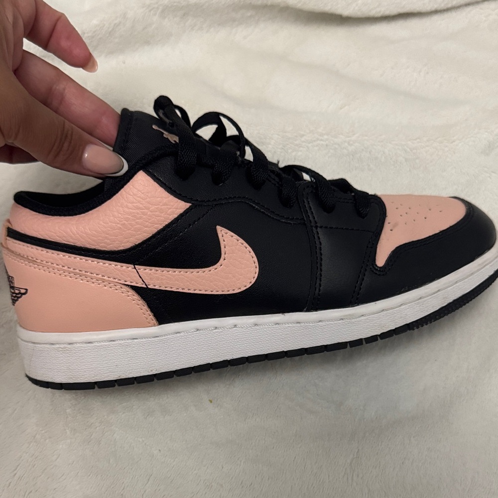 Nike Women's Black and Peach Sneakers
